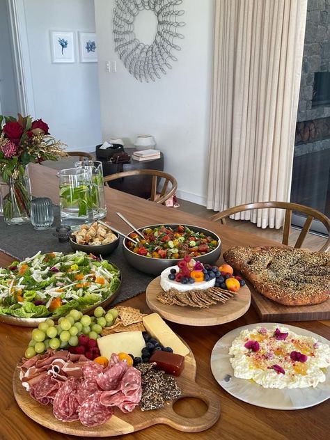 Tapas Style Dinner Party, Lunch Ideas Hosting, Friends Lunch Aesthetic, Hosting Era, Charcuterie Picnic, Party Entrees, Ig Makeup, Italian Dinner Party, Charcuterie Spread