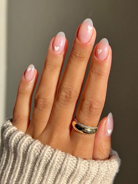 Unghie Sfumate, Heart Nail Designs, Short Gel Nails, Valentine Nails, Simple Gel Nails, Her Nails, Classy Acrylic Nails, Round Nails, White Nail