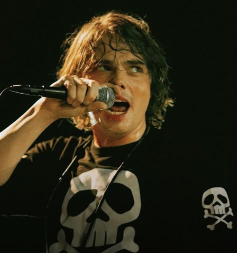 Gerard Way 2022, Gerard Way, A Man, Singing