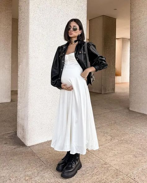 Looking for cute and edgy pregnancy outfits that are comfortable and stylish at the same time? If so, you’ll love these chic maternity outfit ideas for all trimesters – just like this black leather jacket outfit! Maternity Grunge Outfit, Maternity Concert Outfit Winter, Edgy Pregnant Outfits, Maternity Outfits Going Out, Maternity Outfits Grunge, Outfit Ideas Pregnant Summer, Pregnant Going Out Outfit Night, Maternity Outfits Edgy, Concert Outfit Ideas Pregnant