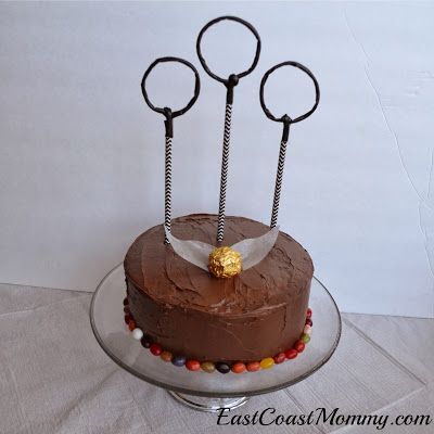 Easy Quidditch Cake for my next birthday! It's not a 24th birthday if there's no quidditch cake!! Quidditch Cake Diy, Simple Harry Potter Cake, Easy Harry Potter Cake, Quidditch Cake, Harry Potter Cake Decorations, Hp Cake, Harry Potter Treats, Gateau Harry Potter, Harry Potter Birthday Cake