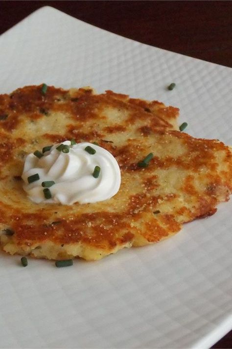 These instant potato pancakes are a quick and easy potato recipe! Cook the best potato pancakes using potato flakes and sour cream. You will love cooking this potato side dish for dinner! Instant Potato Pancakes, All Recipes Pancakes, Flake Recipes, Mashed Potato Pancakes, Potatoe Pancake Recipe, Instant Potatoes, Instant Mashed Potatoes, Dried Potatoes, Potato Flakes