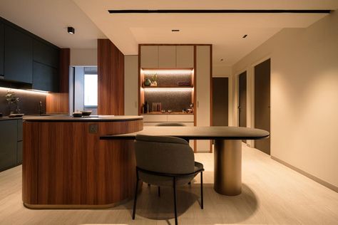 Tampines 5-Room BTO Flat Has Cosy ‘Semi-Minimalist’ New Look Minimalist Island Kitchen, Dark Living Room Ideas, Counter Ideas, Minimalist Homes, Modern Luxury Kitchen, Interior Design Singapore, Dinning Room Design, White Minimal, Minimalist Luxury