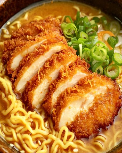 Try this savory Miso Ramen with crispy Chicken Katsu! A quick, comforting dish perfect for ramen lovers. Ready in under 40 minutes. Miso Ramen Noodle Recipes, Ramen Bowls Recipe, Ramen Add Ins, Chicken Ramen Recipes, Rice Noodle Ramen, Chicken Miso Ramen, Katsu Ramen, Crispy Chicken Katsu, Ramen With Chicken