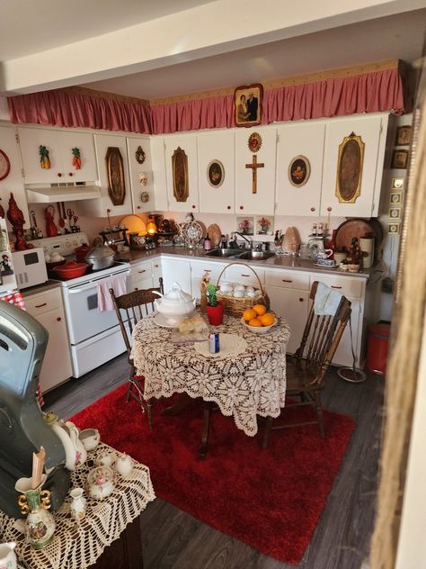 Eclectic Grandma Decor, Grandma House Aesthetic, Chill Rooms, Grandma Decor, Hillbilly Kitchen, Grandma Home, Desperate Living, Grandmacore Aesthetic, Grandma Kitchen