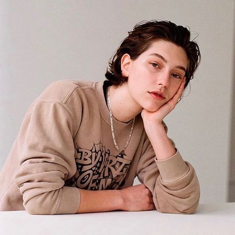 Every Lesbian & Their Fashion on Instagram: “DREAMY KING PRINCESS 🌞” Headshot Inspiration, King Princess, Pretty Ppl, Sketchbook Ideas, Attractive People, Hair Inspo, Gq, Pretty People, Beautiful People