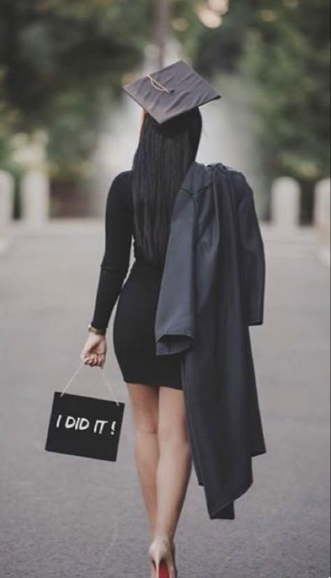 University Graduation Outfit, Graduation Tips, Nursing School Graduation Pictures, Graduation Looks, Graduation Outfit College, Cap And Gown Pictures, Nursing Graduation Pictures, Graduation Pic Ideas, Masters Graduation