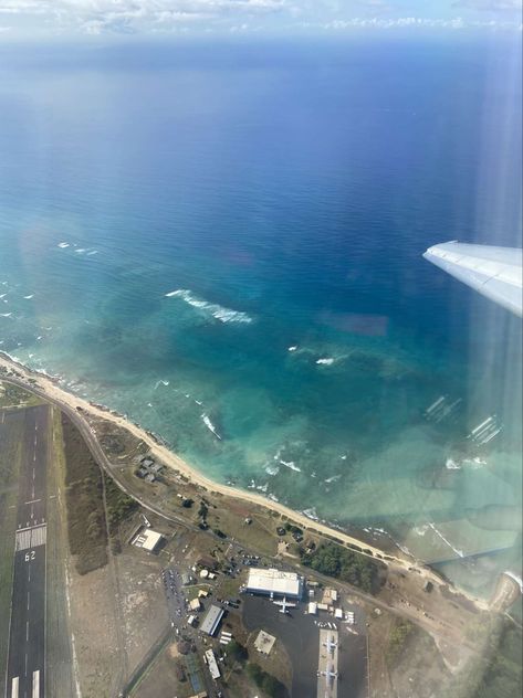 Airplane view of Honululu, Oahu Island, Hawaii Travel Hawaii Flight, Honolulu Airport, Flight To Hawaii, Hawaii Helicopter, Hawaii Airplane View, Hawaii Above The Clouds, Hawaiian Vacation, Honolulu Hawaii, Hawaii Travel