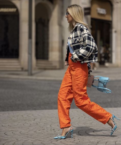 Ss23 Shoe Trends, Bright Orange Pants Outfit, Orange Pants Outfit Street Style, Orange Cargo Pants Outfit, Pantalon Naranja Outfits, Cargo Pants Outfit Winter, Silk Pants Outfit, Orange Pants Outfit, Cargo Jeans Outfit