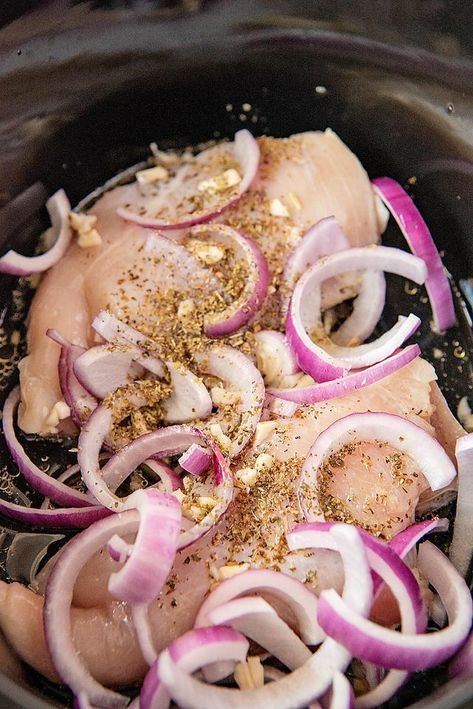 Gyro Chicken Crockpot, Greek Chicken Crockpot Slow Cooker, Crock Pot Greek Chicken Slow Cooker, Chicken Gyro Crockpot Recipe, Crockpot Gyros Chicken, Crockpot Chicken Gyros Slow Cooker, Crock Pot Beach Meals, Greek Pulled Chicken, Schwarma Chicken Slow Cooker