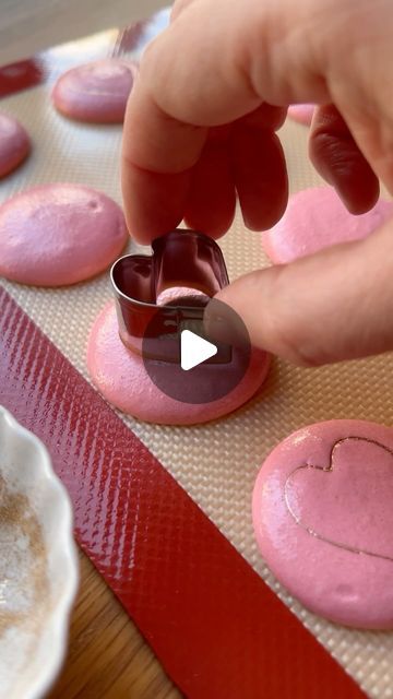 Valentines Macarons, Pretty Macarons, Heart Shaped Macarons, Macaroons Christmas, Macaron Art, Heart Macarons, Valentines Cookie, Edible Luster Dust, Christmas Macarons