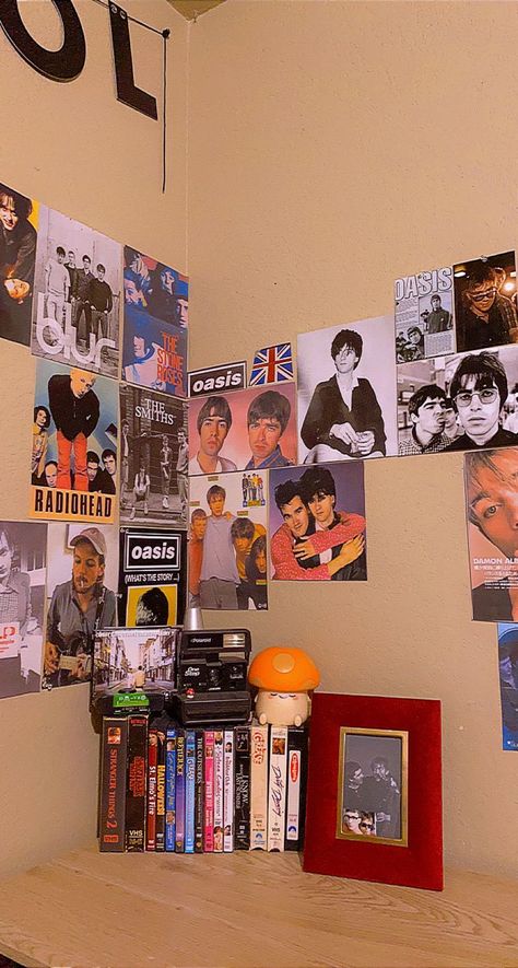 Oasis Room Decor, Britpop Bedroom, Band Posters On Wall Bedroom, Oasis Room, Oasis Aesthetic, 90s Room Aesthetic, Oasis Wallpaper, Oasis Poster, Blur Wallpaper