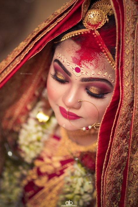 Sindoor Daan Photography, Sindur Dan Photography, Bengali Marriage, Bride Pics, Bengali Fashion, Indian Bride Poses, Bengali Bridal Makeup, Bride Photos Poses, Bridal Photography Poses