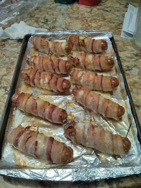 Cheese Stuffed Italian Sausages Wrapped in Bacon - Imgur Italian Sausage In Oven, Keto Sausage Recipe, Bacon Wrapped Cheese, Bacon Wrapped Sausages, Sausage Wrap, Sausage Recipes For Dinner, Oven Baked Bacon, Italian Sausages, Keto Sausage