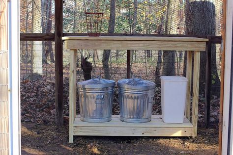 Learn how to set up a temporary home for baby chicks. Easy Diy Chicken Coop, Food Storage Ideas, Urban Chicken Farming, Chicken Brooder, Chicken Houses, Easy Chicken Coop, Chicken Barn, Portable Chicken Coop, Coop Design