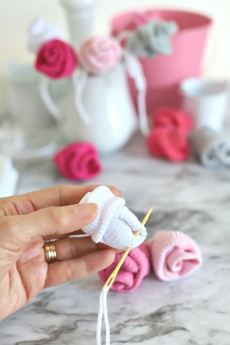 Sock Roses, Baby Socks Flowers, Baby Socks Roses, Diy Baby Socks, Baby Sock Corsage, Baby Sock Bouquet, Sock Ideas, Baby Shower Roses, Grateful Prayer