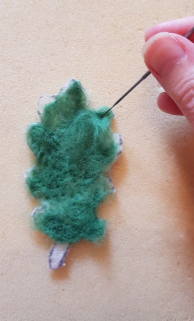 How to needle felt leaves | Fit to be loved How To Needle Felt Leaves, Needle Felted Tutorials, Needle Felted Flowers Tutorial, Felted Leaves, Tovad Ull, Needle Felting Tutorial, Felt Mushroom, Needle Felting Diy, Wool Felt Projects