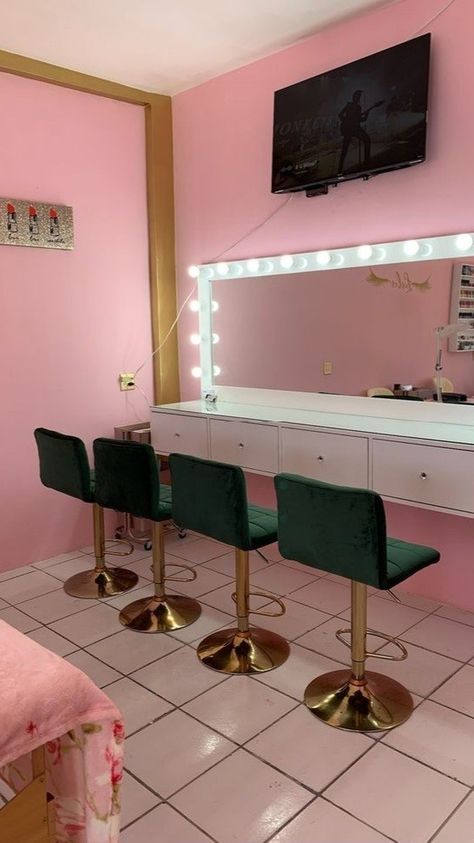 Makeup Studio Ideas Small Spaces, Makeup Studio Ideas Beauty Room, Makeup Room Diy, Makeup Room Design, Salon Suite Decor, Beauty Shop Decor, Makeup Room Decor Small Spaces, Makeup Studio Decor, Salon Simple