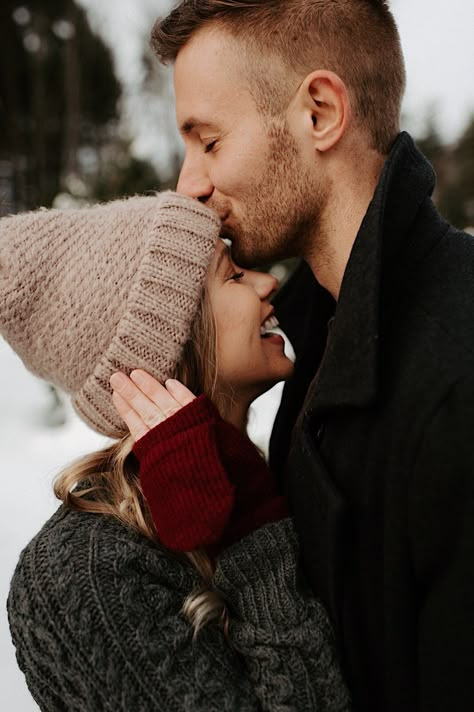 Tree Farm Photo Shoot, Winter Couple Pictures, Cozy Christmas Tree, Couple Photography Winter, Christmas Tree Farm Photos, Christmas Couple Photos, Christmas Couple Pictures, Winter Engagement Pictures, Winter Shoot