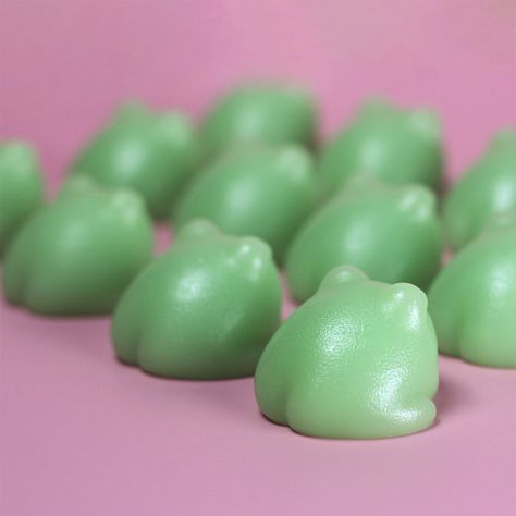 What's better than 1 cute froggy? - 12 cute froggies!!! It's time to get your daily bathing routine feeling fresh and exciting with Mini Frog Jelly Soap! Our incredibly cute froggy provides an amazing mint chocolate scent that'll make you feel like you’re in a sweet cloud of joy – while still being super gentle on your skin. And thanks to our special formula, it'll leave your skin feeling silky smooth and hydrated! So why wait? Get ready to hop into a fun and scented experience with our Mini Frog Jelly Soap! Scent: Minty Chocolate Key Ingredients: Carrageenan Powder (Seaweed Derived) Glycerin Ingredients: Glycerin, Aqua, Sodium Laureth Sulfate, Chondrus Crispus Powder (Carrageenan), Fragrance Oil, Titanium Dioxide, Phenoxyethanol, Tetrasodium Iminodisuccinate, Tetrasodium Etidronate, Green Frog Jelly, Forest Bathroom, Cute Froggy, Chocolate Scent, Bathing Routine, Vegan Jelly, Jelly Soap, Shower Jellies, Mini Soaps