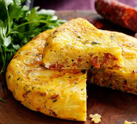 Easy Spanish Potato Tortilla with Chorizo and Parsley Spanish Tortilla With Chorizo, Spanish Chorizo Recipes, Pintxos Recipes, Taco Potatoes, Chorizo Recipes Dinner, Spanish Tortilla Recipe, Chorizo Potato, Potato Tortilla, Food Spain