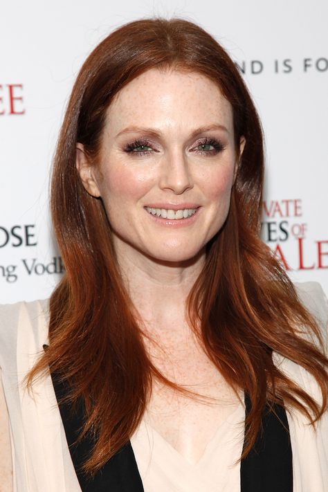 Julianne Moore Julianne Moore Hair, Olive Makeup, Beautiful Freckles, Celebrities Before And After, Natural Redhead, Sleek Bob, Julianne Moore, Red Hair Color, Old Hollywood Glamour