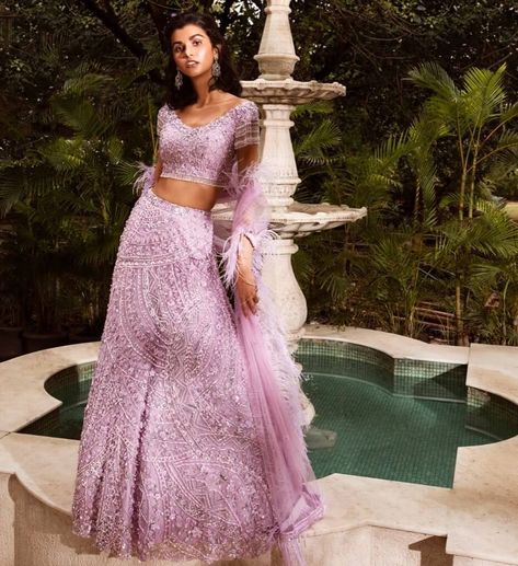 Stunning Lavender Lehengas For The Modern Brides Feather Dupatta Designs, Lavender Lengha, Feather Lehenga, Lavender Lehenga, Jalebi Baby, Lavender Outfit, Lehenga Pattern, Purple Tulle, Lehnga Dress