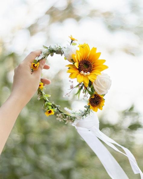 Flower Crown For Flower Girl, Sunflower Aesthetic, Handmade Bouquet, Vintage Wedding Decor, Wedding Flowers Sunflowers, Wedding Photobooth, Sunflower Arrangements, Sunflower Wedding Bouquet, Sunflower Themed Wedding