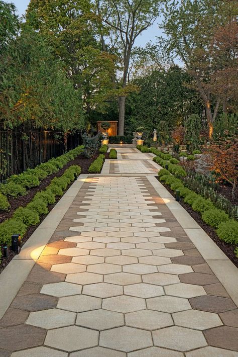 Paver Designs Walkways, Modern Garden Paths, Paved Garden Ideas Backyard Designs, Paving Design Landscape, Modern Walkway, Landscape Paving, Paver Walkway Diy, Compound Design, Walkway Garden