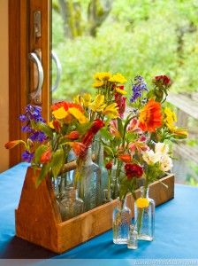 Apothecary bottles gathered in a wooden tool caddy. Perfect for wildflowers! Decorating With Flea Market Finds, Old Tool Boxes, Wooden Tool Boxes, Box Decor, Flea Market Flip, Flea Market Style, Flower Vase Arrangements, Décor Boho, Old Bottles