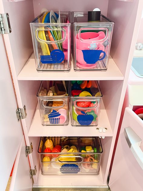 Diy Play Food Storage, Playroom Kitchen Organization, Organizing Play Kitchen, Kids Kitchen Organization Ideas, Organize Play Kitchen, Toy Food Storage Ideas, Kids Play Kitchen Organization, Play Kitchen Storage Ideas, Play Kitchen Food Storage