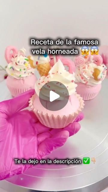 Velas Ecofriendly Artesanales on Instagram: "Esta es la receta de la vela más famosa y tierna , la vela horneable, baked candle o vela que crece sola🌟🧁👇🏼  😱Aquí te enseño como hacerla👇  100gr de cera de soya de alto punto de fusión 7gr de agua caliente 3 gramos de alcohol 5.5 gr de polvo de hornear  Vamos a empezar derritiendo la cera hasta llegar a los 85° agregamos Colorante líquido lo vamos a mezclar muy bien y cuando llegue a 75° vamos añadir a la mezcla primero 3 gramos de alcohol y el agua caliente a los 75 grados lo vamos a colocar dentro y siempre vamos a estar revolviendo luego agregamos los 5.5 gr de polvo de hornear cuando llegue a los 50°c lo mezclamos muy bien por 15 segundo y rápidamente lo colocamos es tu cupcake o en el recipiente que desees y va ir creciendo.( Tip ✅ Vela Slim