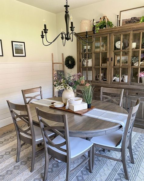 Oval Table Runners, Country Style Dining Table, Dining Room Table Oval, Oval Dining Room Table Decor, Oval Dining Room Table Decor Ideas, Oval Dining Table Design, Brown Table White Chairs, Oval Dining Table Decor, Country House Dining Room