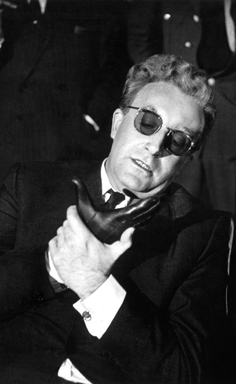 Peter Sellers dans Dr Strangelove de Stanley Kubrick Alien Hand Syndrome, Alien Hand, Dr Strangelove, Peter Sellers, Fritz Lang, Black Comedy, Free Will, The Bomb, Stop Worrying