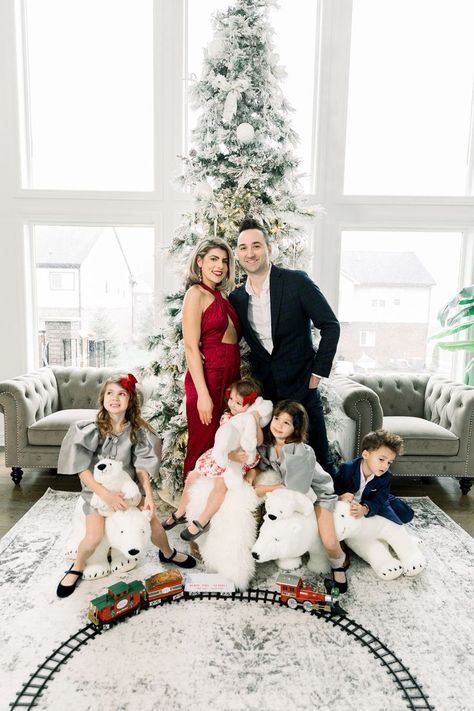 Fancy Christmas Photoshoot, Fancy Holiday Outfits, Christmas Photoshoot Family, Christmas Outfit Ideas For Family, Christmas Photo Shoot, Family Christmas Outfits, Trendy Family, Fancy Christmas, Christmas Outfit Ideas