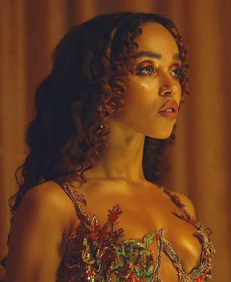 Fka Twigs Cellophane, Fka Twigs, Curly Hair, A Woman, Hair, Gold