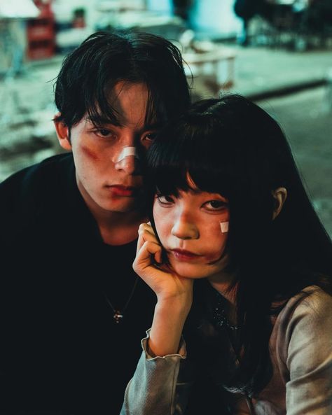 Duo Poses Reference Couple, Japanese Couple Photography, Sibling Pose Reference, Beat Up Reference, Group Photo Reference, Male Female Friendship, Japanese Couple, Life Drawing Reference, Sibling Poses