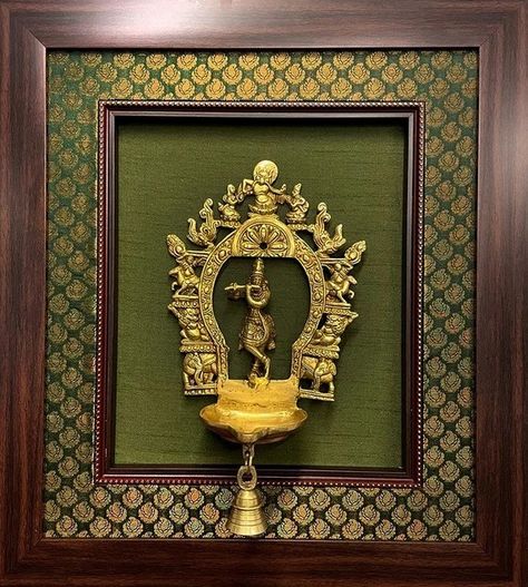 Poojai Arai, Small Mandir, Krishna Playing Flute, Altar Pieces, Brass Wall Art, Brass Decoration, Indian Antiques, Playing Flute, Vintage Brass Decor