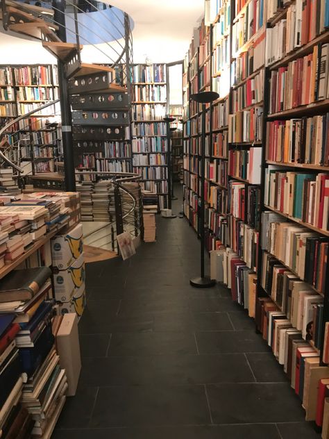 Book Store Astethic, Cute Bookstore Ideas, Small Bookshop Aesthetic, Small Town Library Aesthetic, Small Book Store Aesthetic, Small Town Bookstore Aesthetic, Small Town Bookstore, London Bookstore Aesthetic, Small Book Store