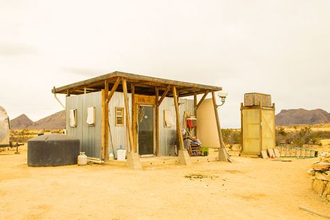 John Wells Off Grid Tiny House Exterior Off Grid Desert Homes, Tiny Desert House, Off Grid Desert Living, House In The Desert, Desert Getaway, Glenn Murcutt, Mud Plaster, Simple Desert, Off Grid Tiny House