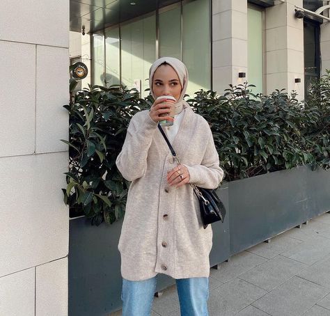 Girls Modest Fashion, Hijabi Fits, Muslimah Outfit, Stylish Hijab, Hijab Style Casual, Beige Outfit, Hijabi Style, Selfie Poses Instagram, Beige Jacket