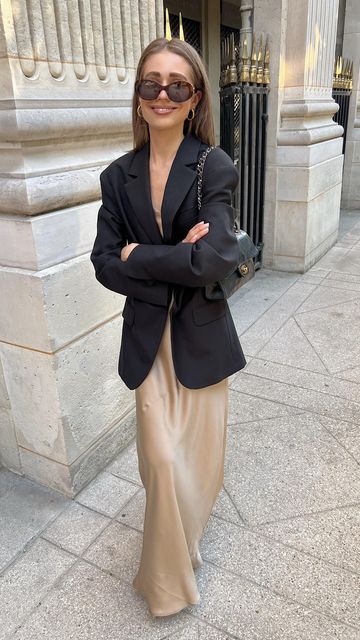 Long Gold Silk Skirt, Golden Satin Skirt Outfit, Beige Satin Dress Outfit, Gold Satin Skirt Outfit Winter, Long Beige Dress Outfit, Long Gold Skirt Outfit, Gold Maxi Skirt Outfit, Long Dress And Blazer Outfit, Satin Dress And Blazer