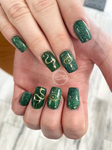 Simple Slytherin Nails, Slithering Nails, Green Halloween Nails Short, Simple Green And Gold Nails, Dark Green Halloween Nails, Witch Nails Short, Green Witch Nails, Slytherin Nail Ideas, Green Snake Nails