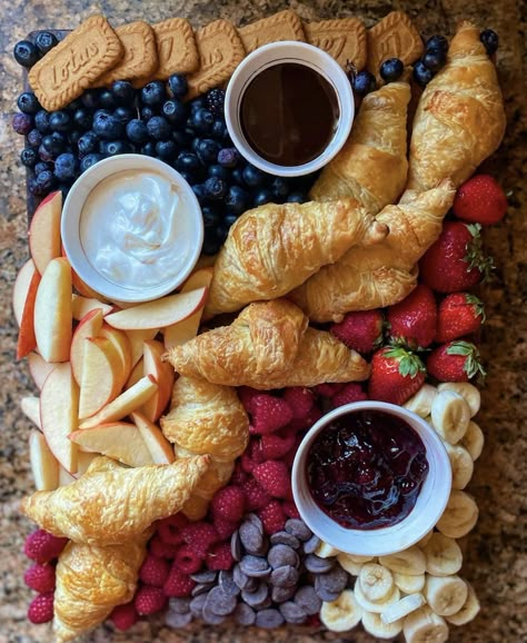 Fruit And Croissant Platter, Pastry And Fruit Breakfast Platter, Croissant Breakfast Platter, Croissant Table Display, Croissant Board Brunch, Charcuterie Board With Croissants, Parisian Charcuterie Board, Croissant Board Ideas, Croissant Brunch Ideas