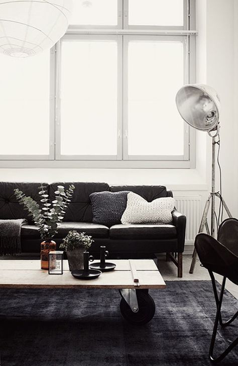 BEAUTIFUL BLACK Cozy Apartment Living Room, Black Couches, Black And White Living Room, Decor Studio, Living Room Color Schemes, White Living, Black Sofa, White Living Room, Apartment Living Room