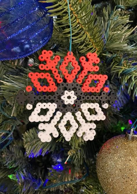 Perler Gift Ideas, Creative Ornaments Diy, Snowflake Perler Bead Patterns, Pyssla Ideas Christmas, Fuse Bead Crafts, Winter Perler Beads, Perler Bead Gift Ideas, Pokemon Snowflake, Perler Christmas Ornaments