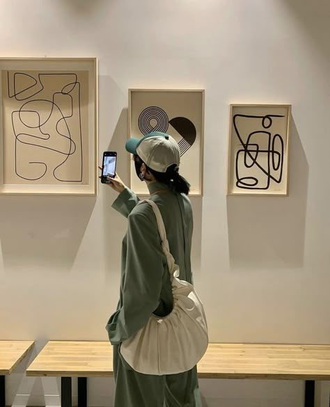 Museum Ideas, Art Gallery Museum, Art Gallery Outfit, Museum Outfit, Museum Photography, Gallery Museum, Shotting Photo, Artist Aesthetic, Trik Fotografi