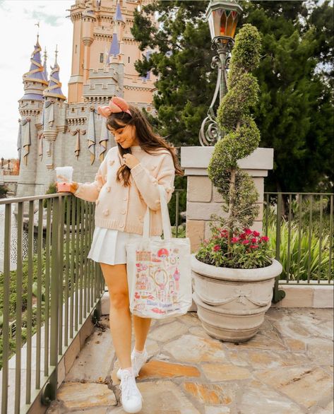 Dcp Outfits, Epcot Outfit Ideas, Disneyworld Outfit, Magic Kingdom Outfit, Disney Poses, Disney 2025, Disney Picture Ideas, Disney 2023, Japan Outfits