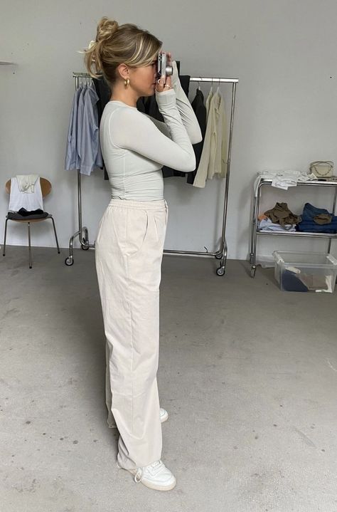 Matilda Djerf New Balance, Matilda Djerf Jeans, Djerf Jeans, Matilda Djerf Style, Scandi Fashion, Cozy Summer, Girls Attire, Matilda Djerf, Effortlessly Chic Outfits