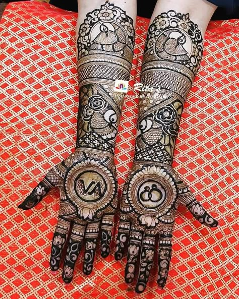 Engagement Mehandi Backside, Love Story Mehendi Design, Henna Design For Engagement, Engagement Mehandi Idea Simple, Mehendi Engagement Designs, Mehendi Designs For Hands Engagement, Engagement Mehndi Designs Back Hand, Engagement Mehandi Design, Engagment Mehandi